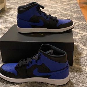 Nike Air Jordon 1 Mid size 10 black hyper royal